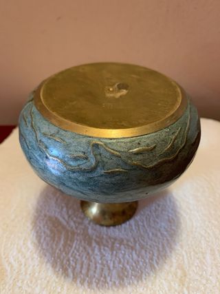 Vasetto in ottone smaltato a rilievo