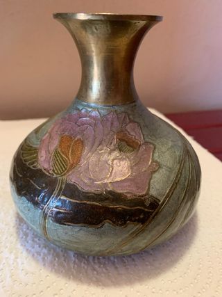 Vasetto in ottone smaltato a rilievo