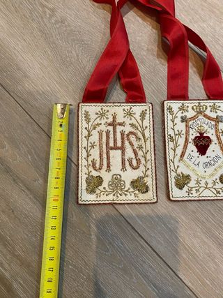 Escapulario bordado JHS y Sagrado Corazón