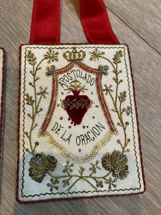 Escapulario bordado JHS y Sagrado Corazón