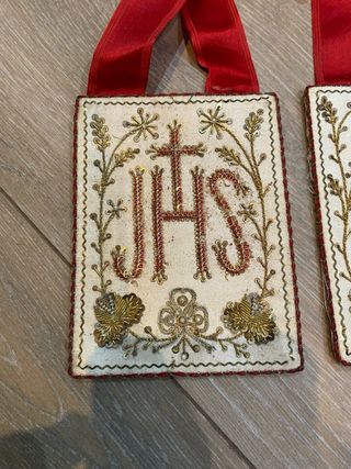 Escapulario bordado JHS y Sagrado Corazón