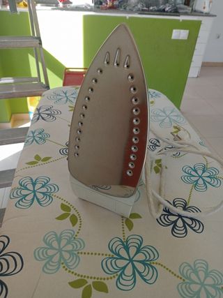 Tabla de planchar con plancha