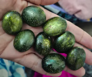 Abalorios verdes y dorados