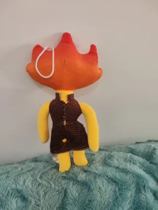 Peluche gato amarillo con traje