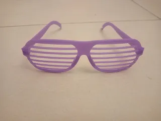 0,50€Gafas moradas de rejilla