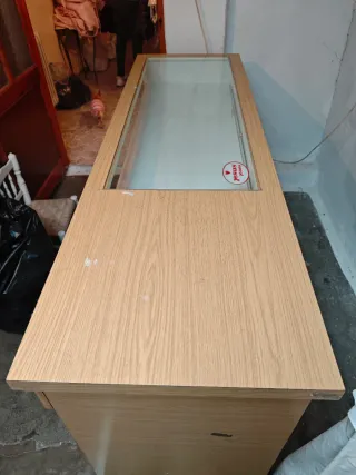 Mostrador amplio madera y cristal