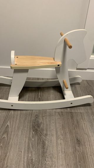 Caballito de madera blanco