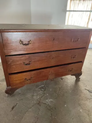 Armario de madera con espejo