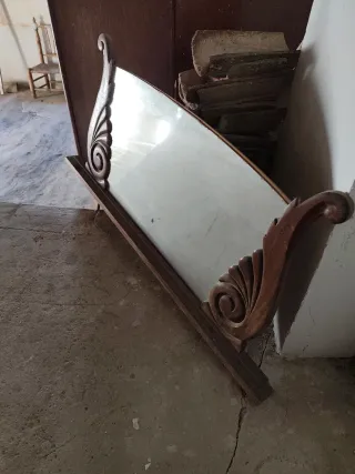 Armario de madera con espejo