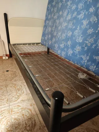 Armario de madera con espejo