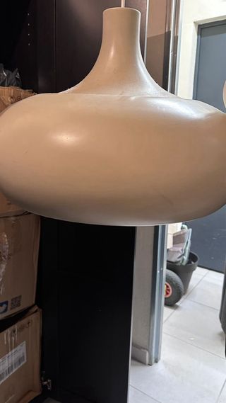 Lámpara de techo beige y blanca