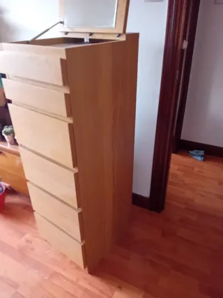 Cómoda de madera color miel
