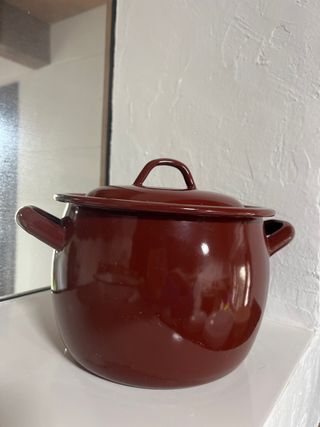 Olla antigua de metal marrón