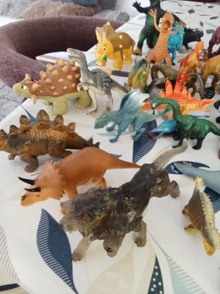 Lote figuras prehistóricas y míticas