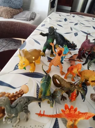 Lote figuras prehistóricas y míticas