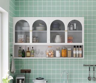 Mueble de almacenamiento blanco y dorado