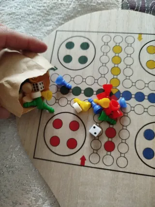 Palas de playa de madera parchís, ajedrez y damas