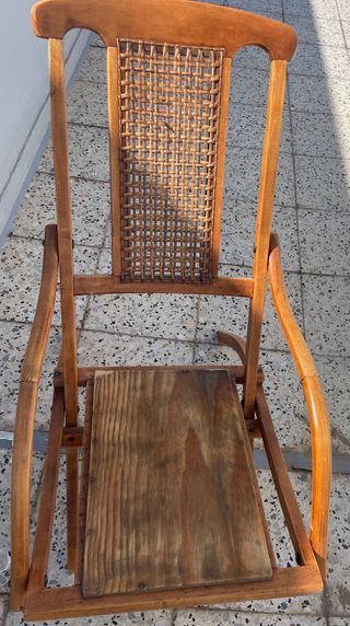 Mecedora Ratán y Madera, mesa  con ruedas y silla