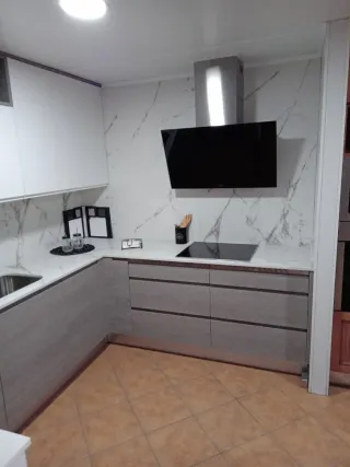 Cocina modular gris y blanca