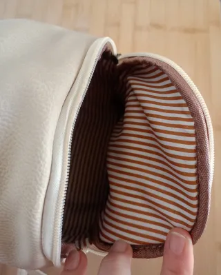 Mochila pequeña beige con tachuelas