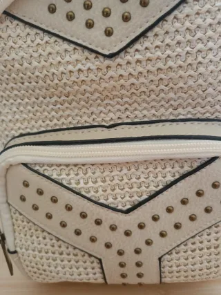 Mochila pequeña beige con tachuelas