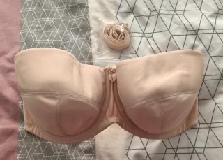 2 Sujetadores beige.