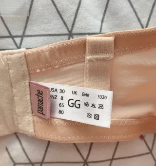 2 Sujetadores beige.