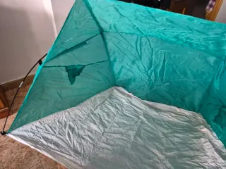 Tienda de playa turquesa y blanca