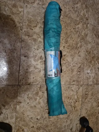 Tienda de playa turquesa y blanca