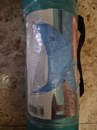 Tienda de playa turquesa y blanca