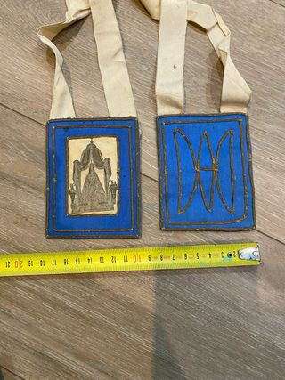 Antiguo escapulario con imagen y símbolo