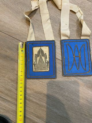 Antiguo escapulario con imagen y símbolo