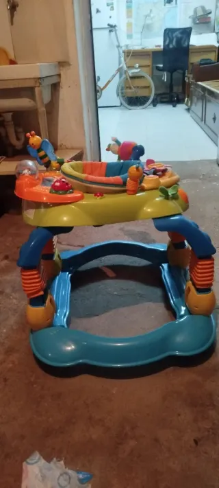 Andador para bebé con juguetes