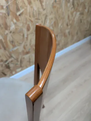 Sillas de madera beige y marrón