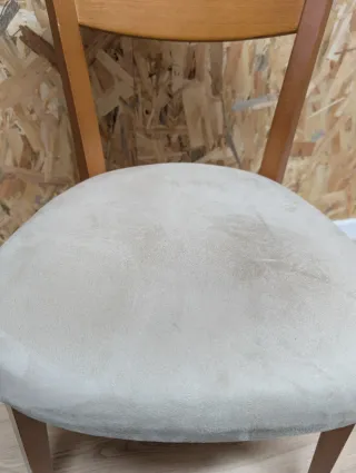 Sillas de madera beige y marrón