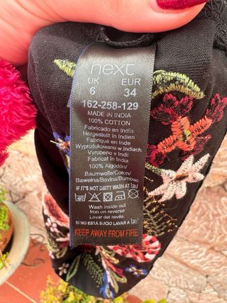 Abito nero con ricami floreali