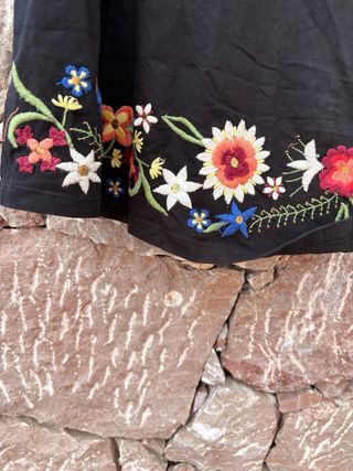 Abito nero con ricami floreali