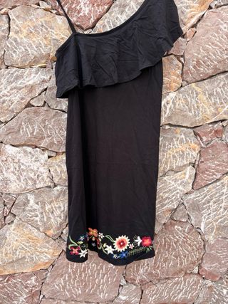 Abito nero con ricami floreali