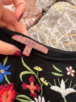 Abito nero con ricami floreali