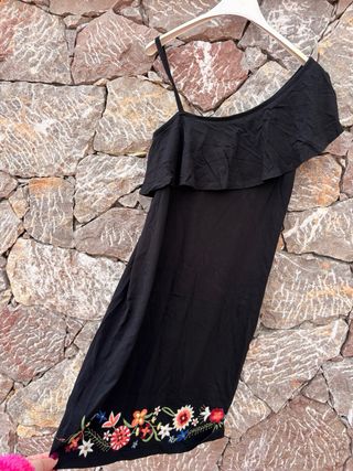 Abito nero con ricami floreali