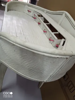 Escritorio de mimbre blanco