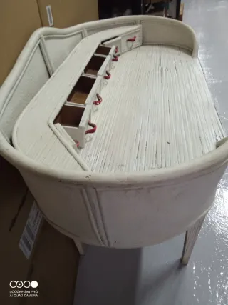 Escritorio de mimbre blanco