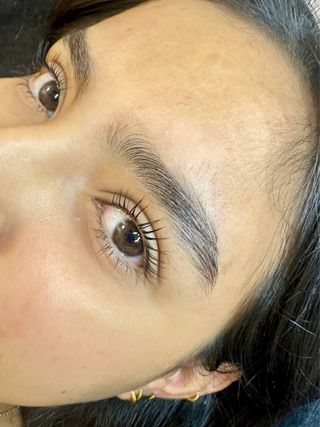 Lashista y diseñadora de cejas