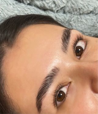 Lashista y diseñadora de cejas