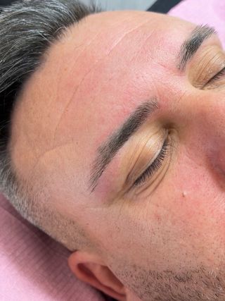 Lashista y diseñadora de cejas