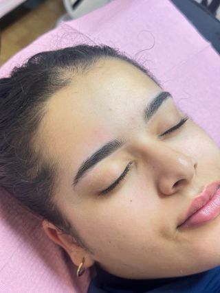 Lashista y diseñadora de cejas