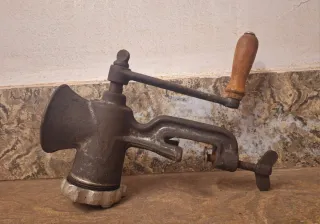 Picadora de carne antigua manual