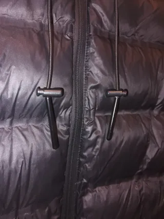 Chaleco acolchado negro con capucha