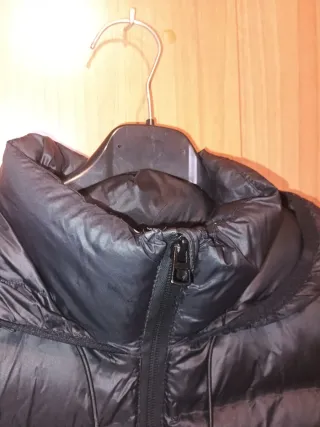 Chaleco acolchado negro con capucha