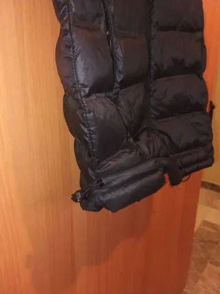 Chaleco acolchado negro con capucha